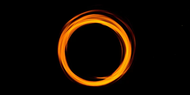 Ein organgefarbener Ring vor einem dunklen Hintergrund